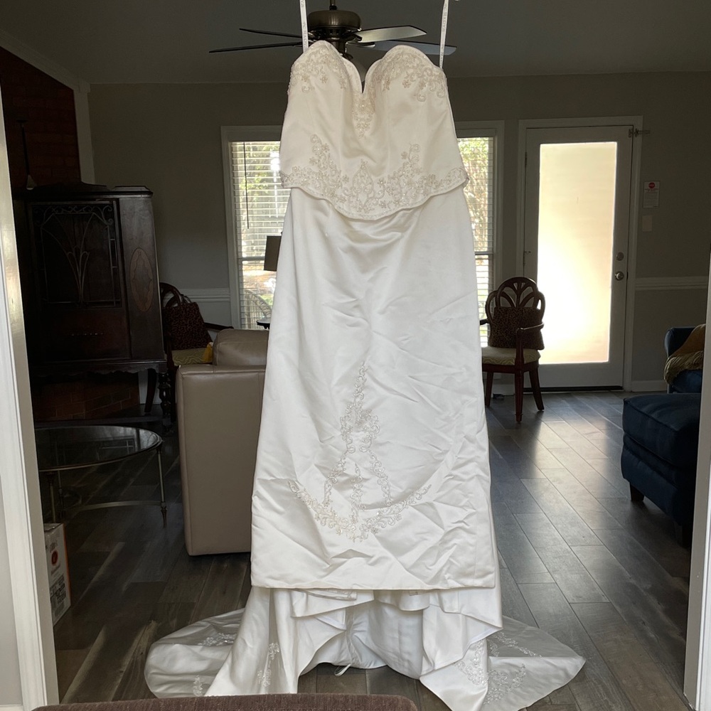 Stylish light cream Strapless Wedding Gown